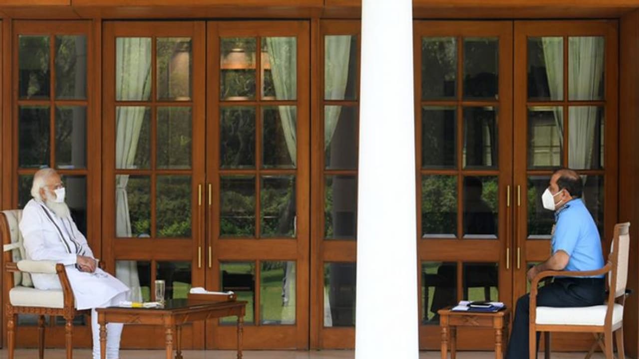 করোনা পরিস্থিতি মোকাবিলায় ভূমিকা বাড়ছে বায়ুসেনার, পর্যালোচনা বৈঠকে বোঝালেন মোদী করোনা পরিস্থিতি মোকাবিলায় ভূমিকা বাড়ছে বায়ুসেনার, পর্যালোচনা বৈঠকে বোঝালেন মোদী