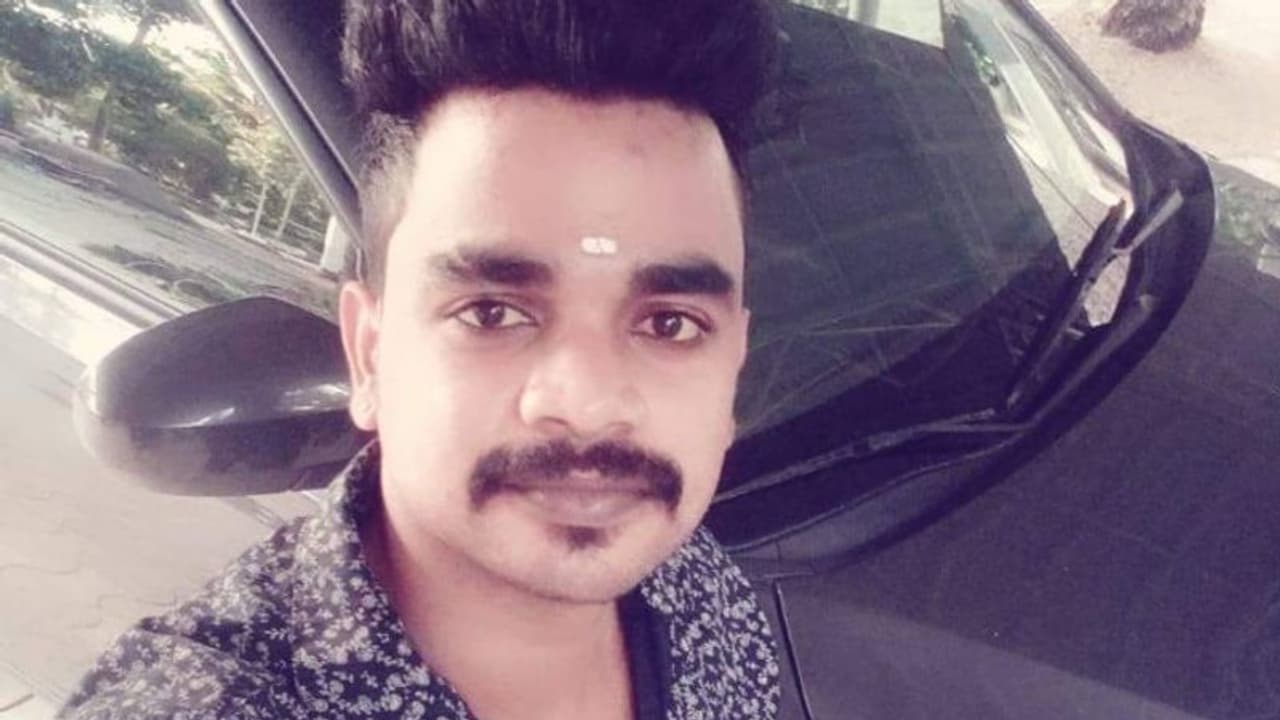 കാറും ബൈക്കും തമ്മിൽ കൂട്ടിയിടിച്ച് ബൈക്ക് യാത്രക്കാരനായ യുവാവ് മരിച്ചു