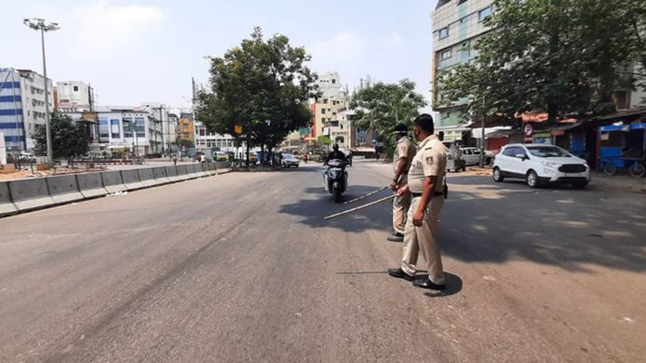 దేశంలో లాక్ డౌన్ ప్రజల సంక్షేమం కోసమే.. కేంద్రానికి సుప్రీం సూచన..! దేశంలో లాక్ డౌన్ ప్రజల సంక్షేమం కోసమే.. కేంద్రానికి సుప్రీం సూచన..!