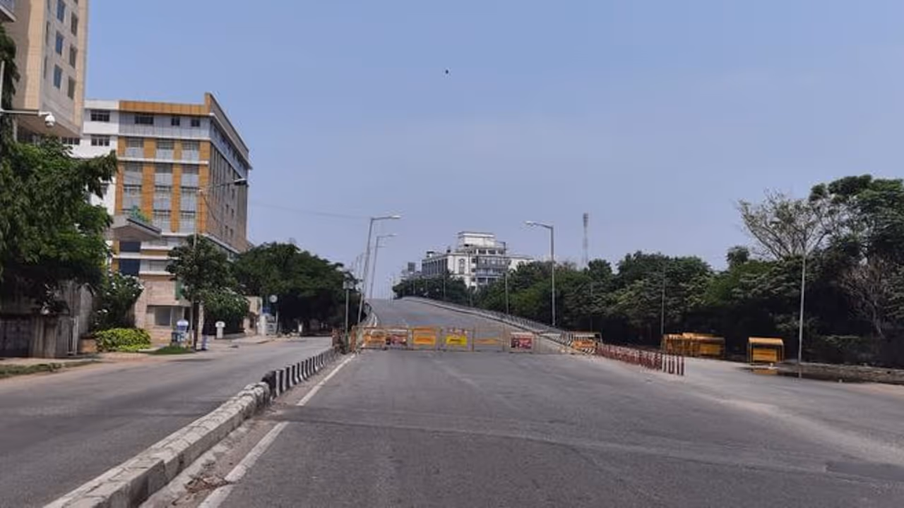 కర్ణాటకలో సంపూర్ణ లాక్డౌన్.. కాస్త కఠినంగానే , వీటికి మాత్రమే అనుమతి కర్ణాటకలో సంపూర్ణ లాక్డౌన్.. కాస్త కఠినంగానే , వీటికి మాత్రమే అనుమతి