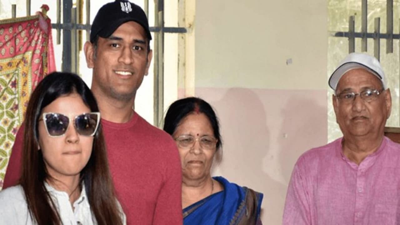 GOOD NEWS: धोनी के माता पिता ने जीती कोरोना की जंग, डॉक्टरों ने बताया किस वजह से 7 दिन में हुए ठीक