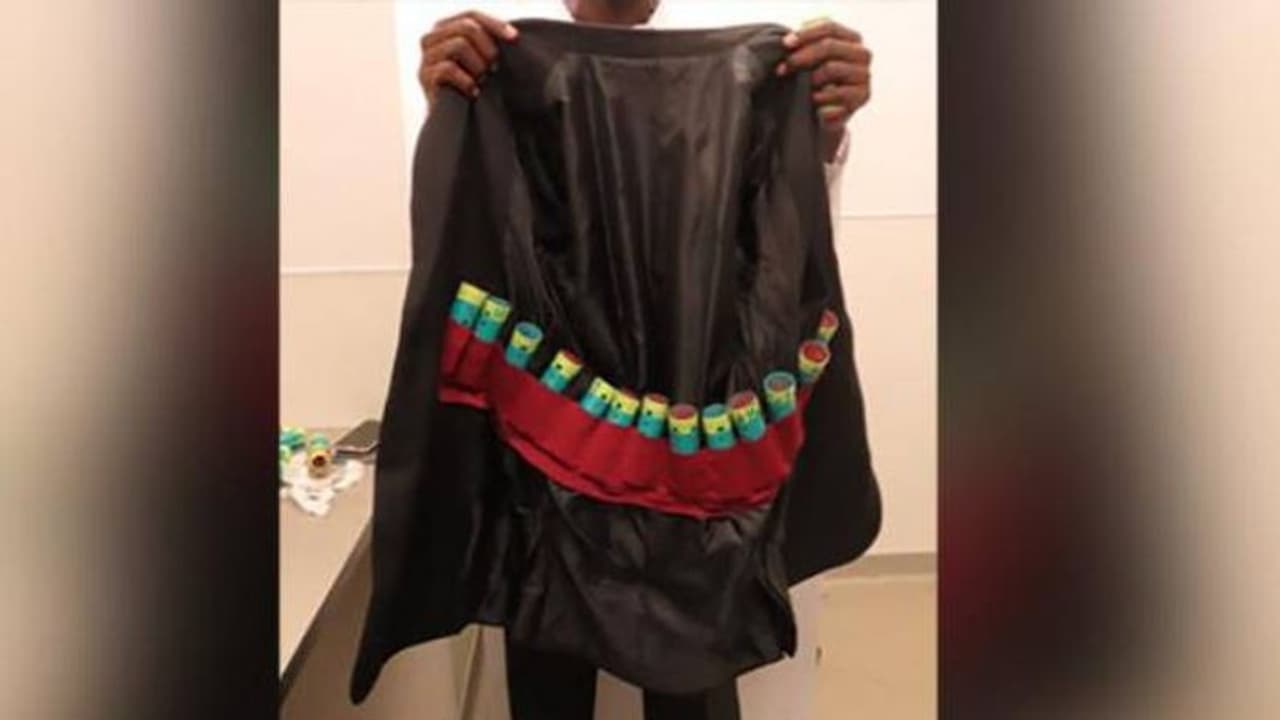 ഹെയർ കേളറുകളിൽ കടത്താൻ ശ്രമിച്ചത് ജീവനുള്ള 35 പക്ഷികളെ, ഗയാനക്കാരൻ പിടിയിൽ ഹെയർ കേളറുകളിൽ കടത്താൻ ശ്രമിച്ചത് ജീവനുള്ള 35 പക്ഷികളെ, ഗയാനക്കാരൻ പിടിയിൽ