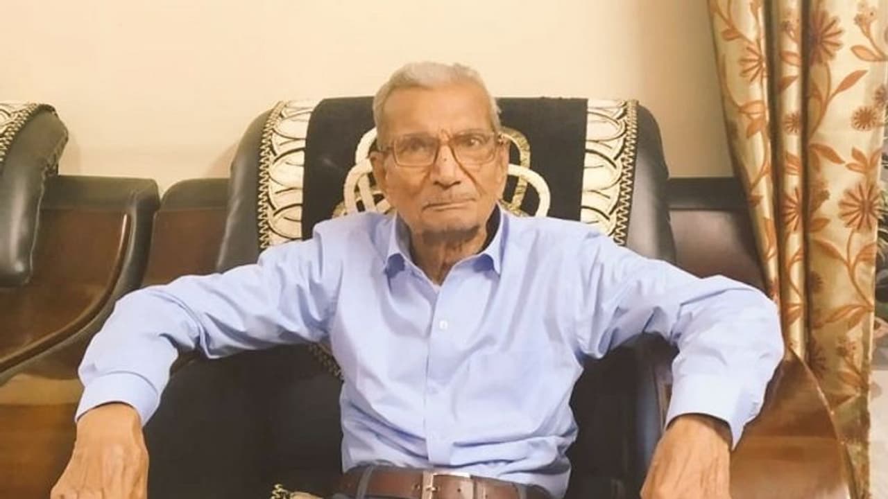 యువకుడికి ఆసుపత్రి బెడ్ ఇచ్చి 85 సంవత్సరాల వృద్ధుడు మృతి, వాస్తవమెంత..? యువకుడికి ఆసుపత్రి బెడ్ ఇచ్చి 85 సంవత్సరాల వృద్ధుడు మృతి, వాస్తవమెంత..?