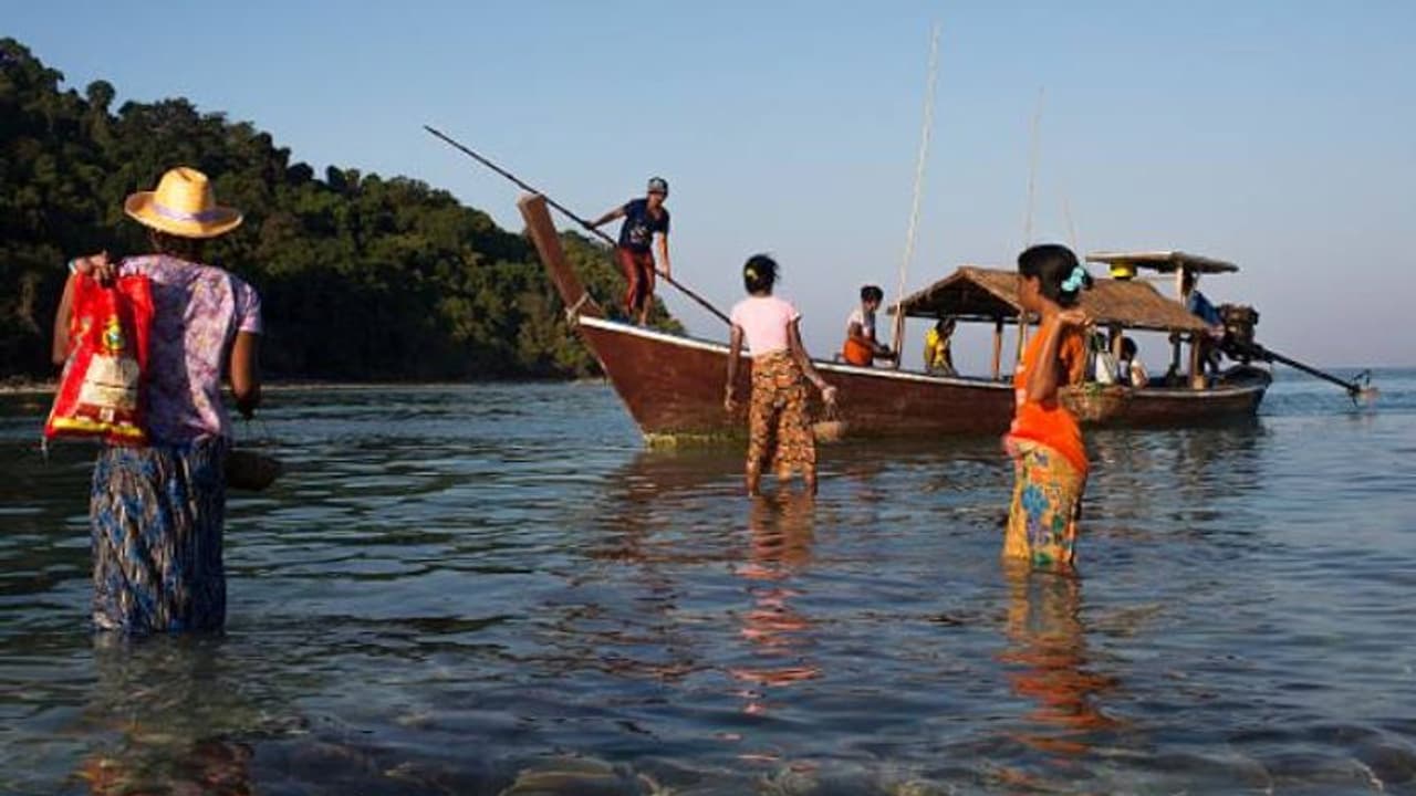 'അന്നും ഇന്നും എന്നും ഞങ്ങൾക്ക് കടലുണ്ട്!' കടലിൽ നിന്നും കരയിലേക്ക് പറിച്ചുനട്ട മനുഷ്യരുടെ ജീവിതം... 'അന്നും ഇന്നും എന്നും ഞങ്ങൾക്ക് കടലുണ്ട്!' കടലിൽ നിന്നും കരയിലേക്ക് പറിച്ചുനട്ട മനുഷ്യരുടെ ജീവിതം...