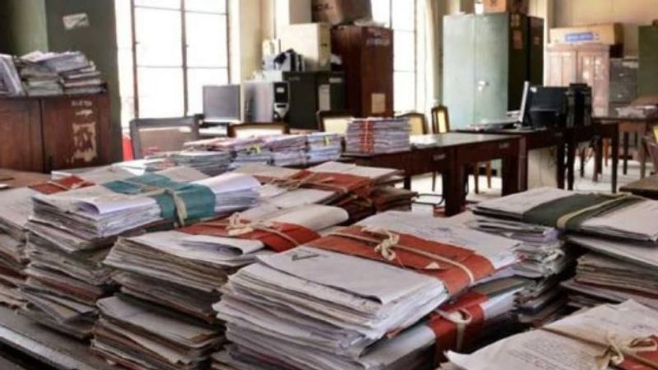 പോക്കുവരവ് മുടക്കി, 85 വർഷം മുന്നത്തെ അടിയാധാരം ചോദിച്ചു; ഉദ്യോഗസ്ഥർക്കെതിരെ വടിയെടുത്ത് മനുഷ്യാവകാശ കമ്മീഷന് പോക്കുവരവ് മുടക്കി, 85 വർഷം മുന്നത്തെ അടിയാധാരം ചോദിച്ചു; ഉദ്യോഗസ്ഥർക്കെതിരെ വടിയെടുത്ത് മനുഷ്യാവകാശ കമ്മീഷന്