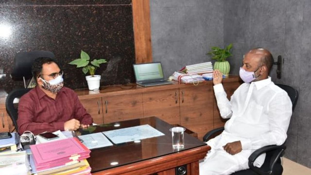 కరీంనగర్ లో కరోనా కలకలం... కలెక్టర్ తో ఎంపీ సంజయ్ సమావేశం కరీంనగర్ లో కరోనా కలకలం... కలెక్టర్ తో ఎంపీ సంజయ్ సమావేశం