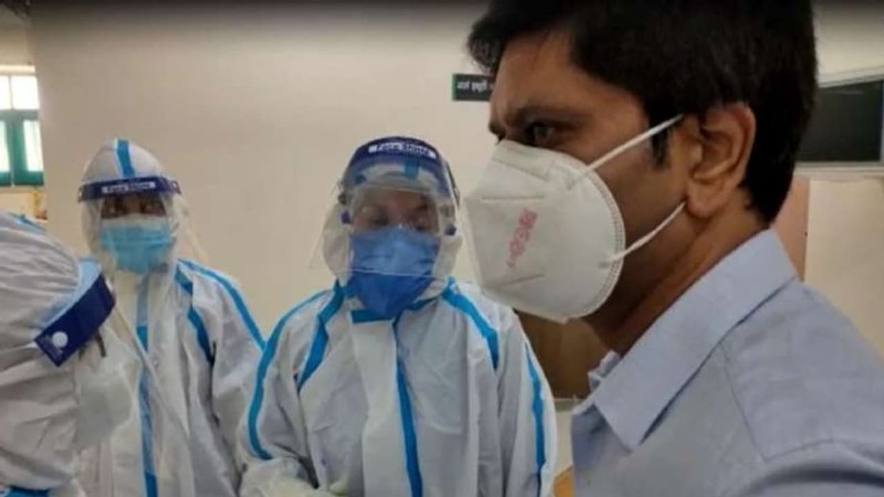 ऐसे डॉक्टर होते हैं भगवान: पूरा परिवार पॉजिटिव, फिर भी दिन रात करते ड्यूटी..एक साल से नहीं ली कोई छुट्टी ऐसे डॉक्टर होते हैं भगवान: पूरा परिवार पॉजिटिव, फिर भी दिन रात करते ड्यूटी..एक साल से नहीं ली कोई छुट्टी