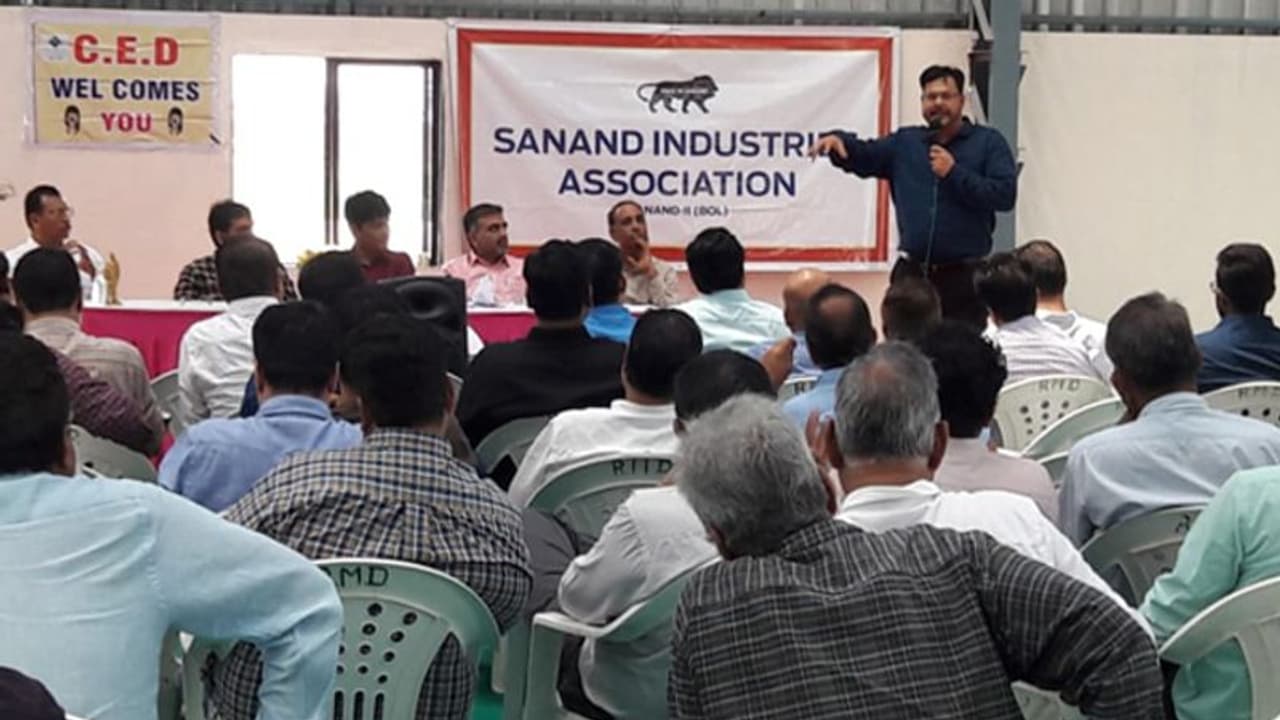 कोरोना के वजह से आ रही मंदी को मात देने की बड़ी तैयारी, युवाओं के लिए मौका कोरोना के वजह से आ रही मंदी को मात देने की बड़ी तैयारी, युवाओं के लिए मौका