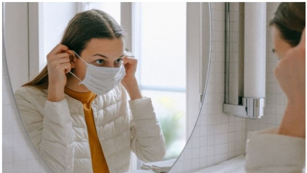 കൊവിഡ് 19; വീടിന് അകത്തും മാസ്ക്ക് ധരിക്കണമെന്ന് പറയുന്നതിന്റെ കാരണം ഇതാണ്