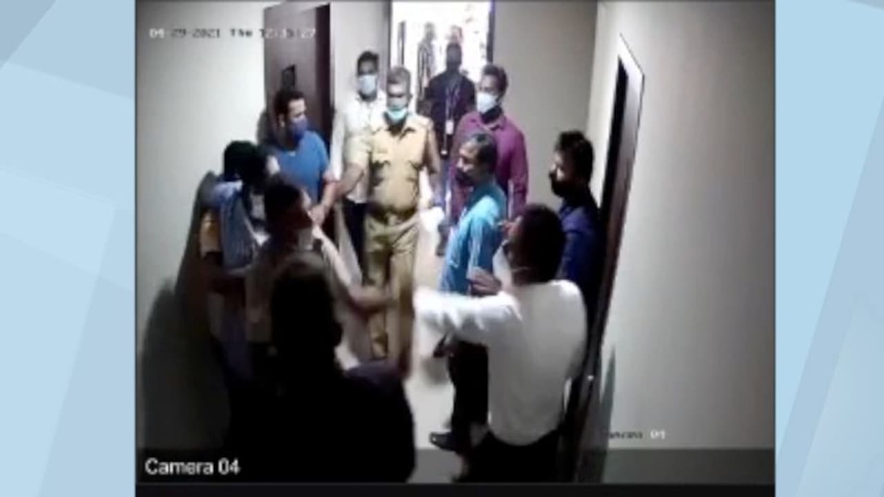 വാഹനപാർക്കിംഗിനെ ചൊല്ലിയുള്ള തർക്കം അവസാനിച്ചത് കയ്യാങ്കളിയില് വാഹനപാർക്കിംഗിനെ ചൊല്ലിയുള്ള തർക്കം അവസാനിച്ചത് കയ്യാങ്കളിയില്