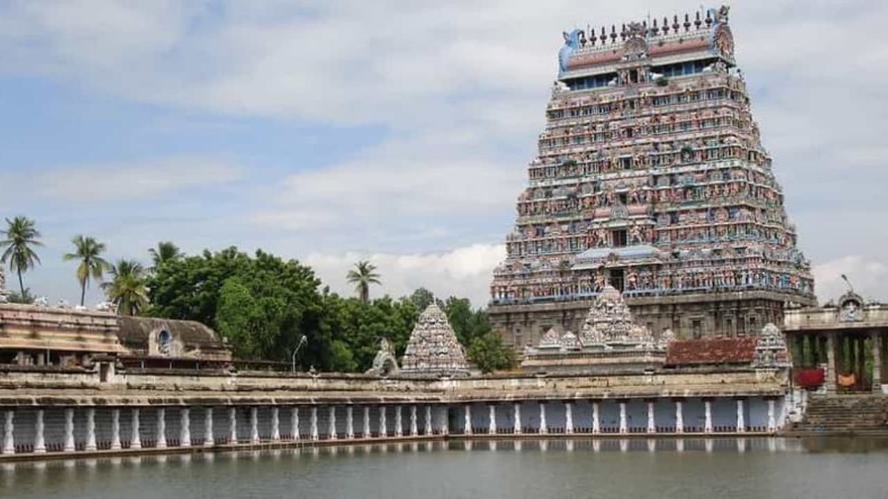 கொரோனா பெருந்தொற்று எதிரொலி.. கோவில்களில் பொதுமக்களுக்கு அன்னதானம் பார்சல்.. கொரோனா பெருந்தொற்று எதிரொலி.. கோவில்களில் பொதுமக்களுக்கு அன்னதானம் பார்சல்..