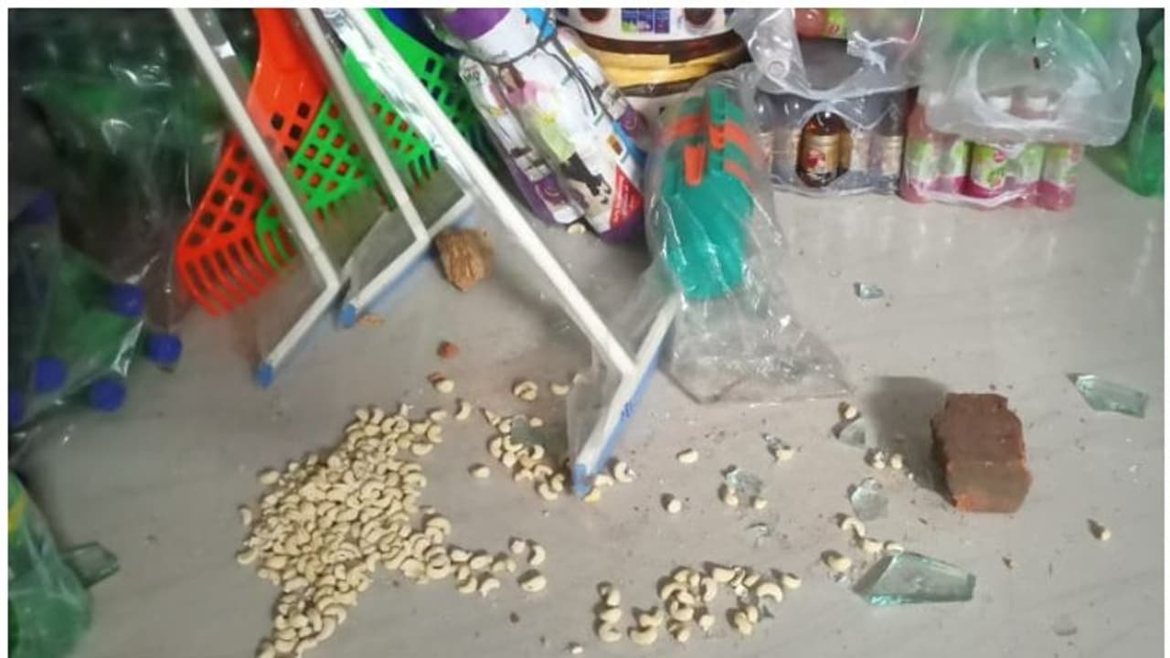 വാക്സീന് നയത്തിനെതിരെ സമരം ചെയ്ത സിപിഐ നേതാവിന്റെ കട അടിച്ചു തകര്ത്തു വാക്സീന് നയത്തിനെതിരെ സമരം ചെയ്ത സിപിഐ നേതാവിന്റെ കട അടിച്ചു തകര്ത്തു