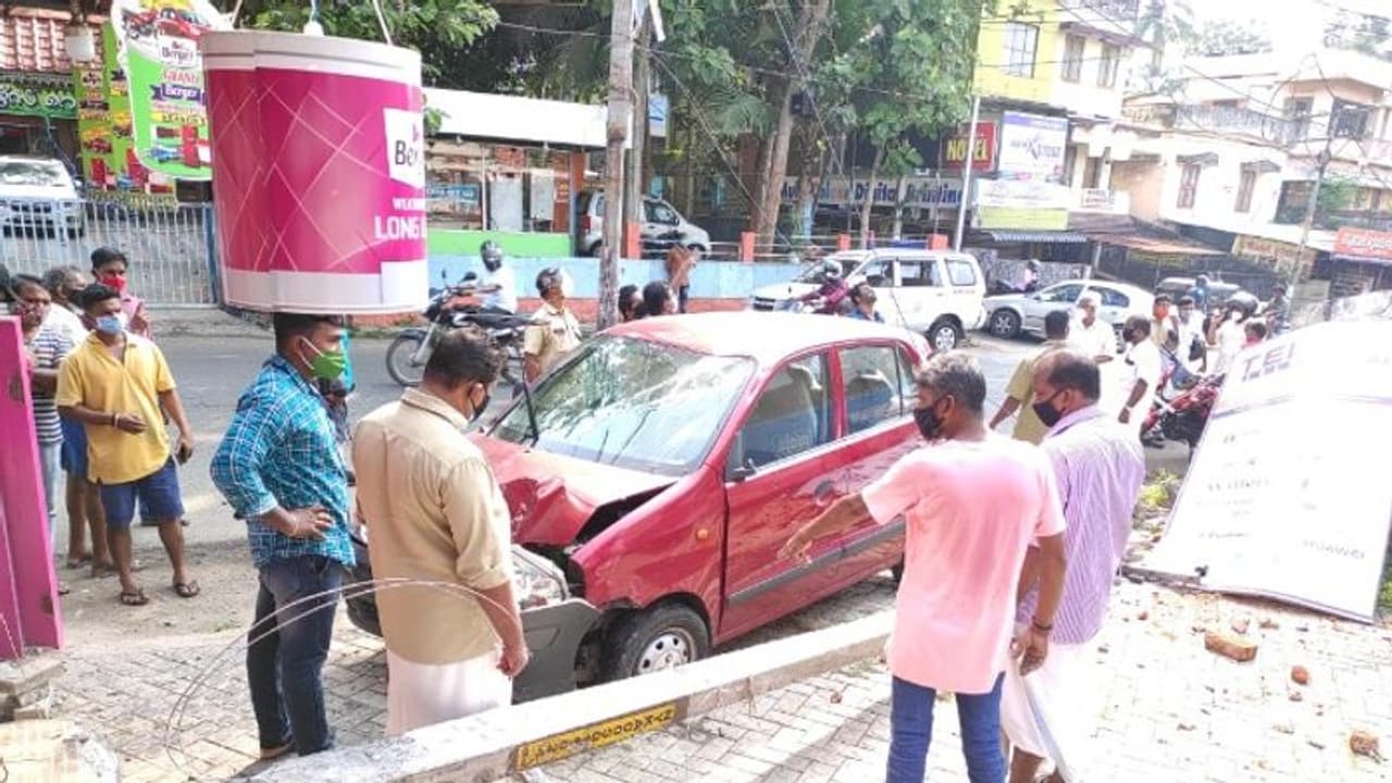 നെയ്യാറ്റിൻകര ദേശീയ പാതയിൽ കാർ വൈദ്യുതി പോസ്റ്റിൽ ഇടിച്ചു അപകടം നെയ്യാറ്റിൻകര ദേശീയ പാതയിൽ കാർ വൈദ്യുതി പോസ്റ്റിൽ ഇടിച്ചു അപകടം