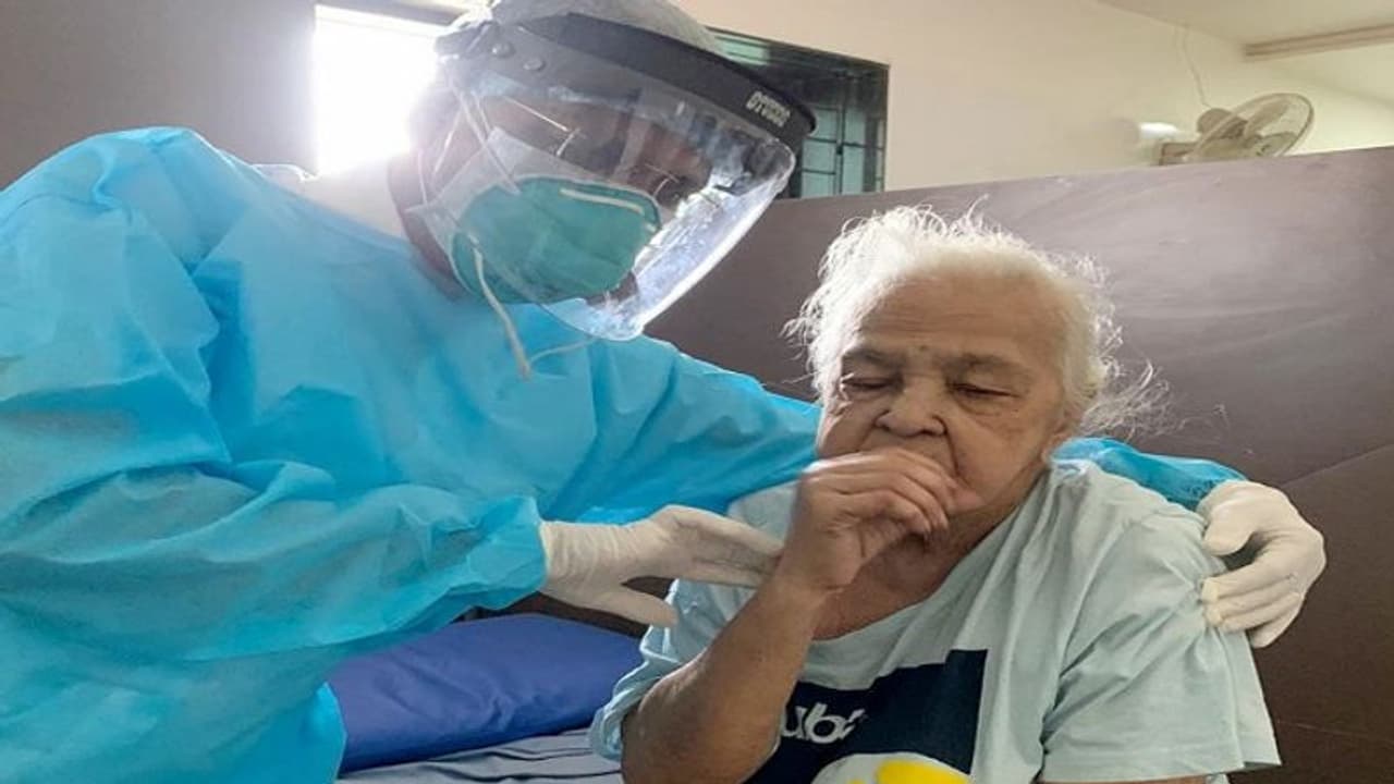 ಕೊರೊನಾ ಗೆದ್ದ ರಾಯಚೂರಿನ ಮುತ್ತಜ್ಜಿಯ ಒಳ್ಳೇ ಕತೆ ಕೊರೊನಾ ಗೆದ್ದ ರಾಯಚೂರಿನ ಮುತ್ತಜ್ಜಿಯ ಒಳ್ಳೇ ಕತೆ