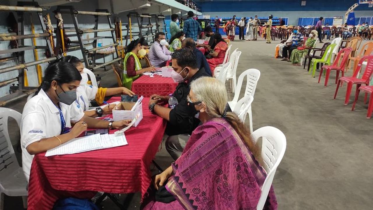 ఏపీలో కరోనా జోరు: మొత్తం కేసులు 11,63,994కి చేరిక ఏపీలో కరోనా జోరు: మొత్తం కేసులు 11,63,994కి చేరిక