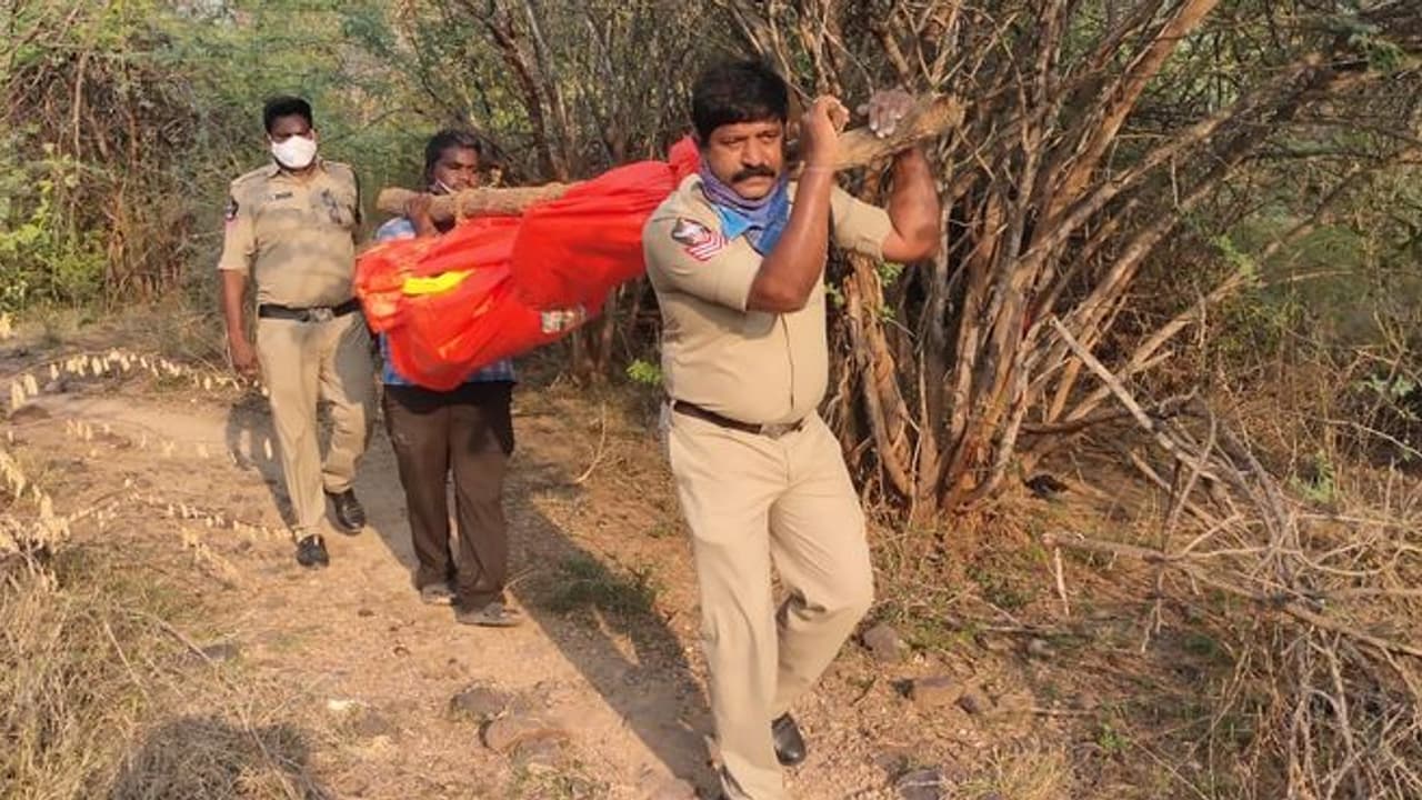 అనాధ శవాన్ని 2కిలోమీటర్లు భుజాలపై మోసి... మానవత్వాన్ని చాటుకున్న పోలీసులు (వీడియో) అనాధ శవాన్ని 2కిలోమీటర్లు భుజాలపై మోసి... మానవత్వాన్ని చాటుకున్న పోలీసులు (వీడియో)