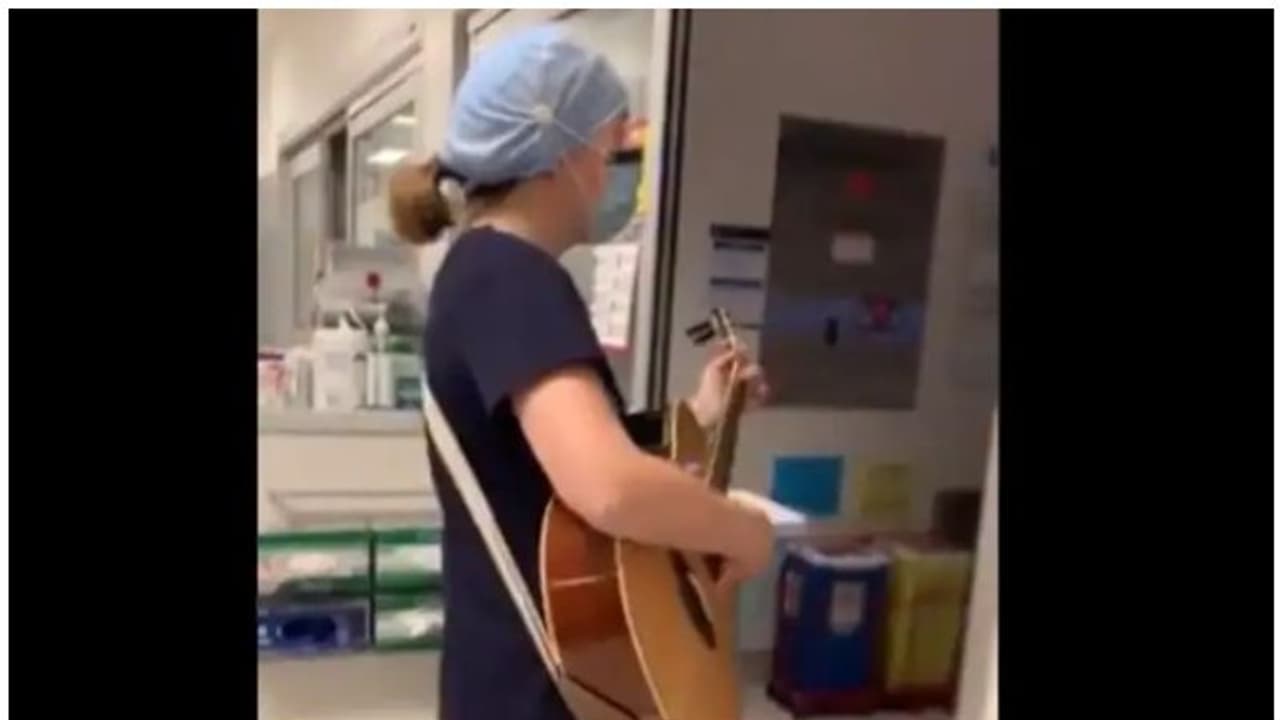 ''യൂ ആർ നോട്ട് എലോൺ...'' ഐസിയുവിലെ കൊവിഡ് രോഗികൾക്കായി പാട്ടു പാടി നഴ്സ്; വൈറലായി വീഡിയോ ''യൂ ആർ നോട്ട് എലോൺ...'' ഐസിയുവിലെ കൊവിഡ് രോഗികൾക്കായി പാട്ടു പാടി നഴ്സ്; വൈറലായി വീഡിയോ