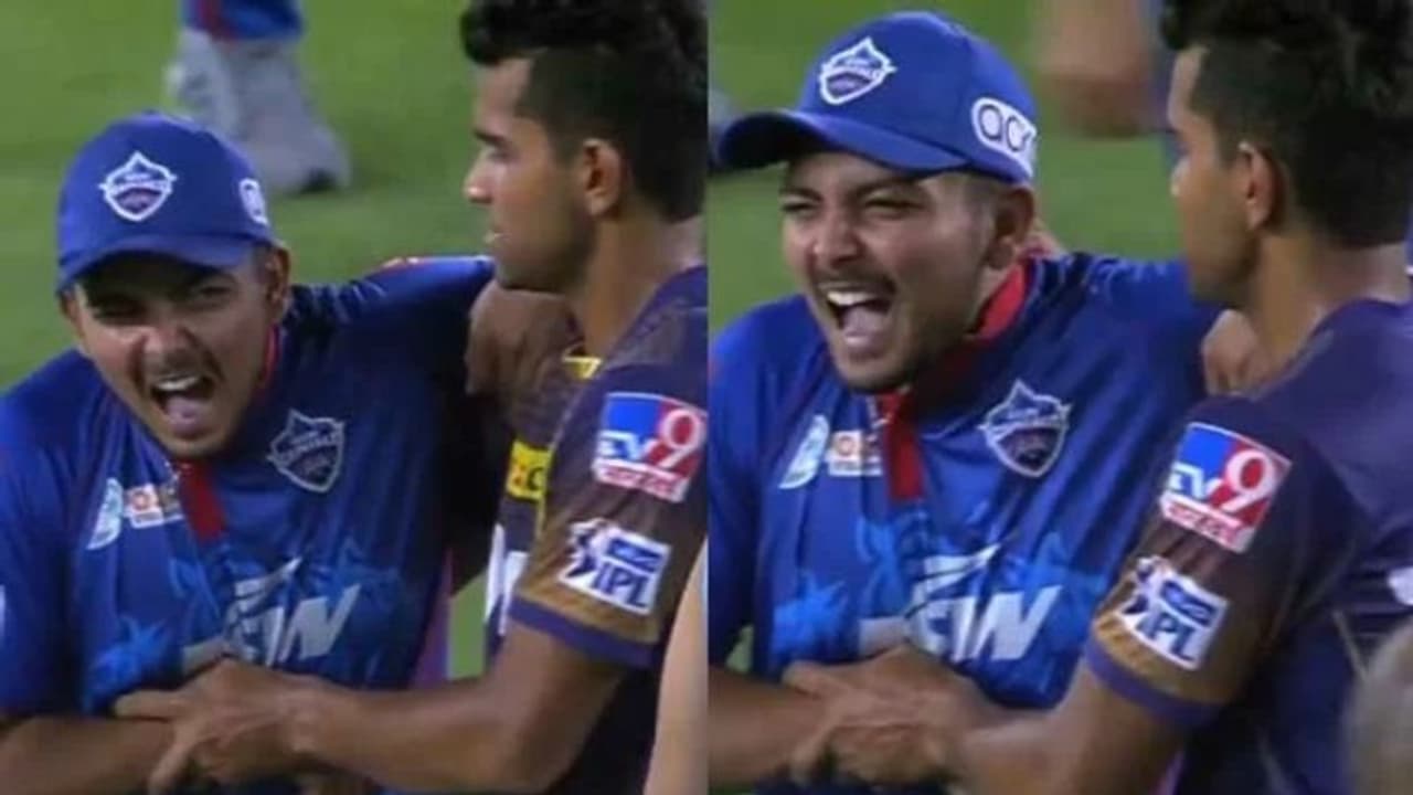 ഈ കൈ ഞാനങ്ങ് എടുക്കുവാ!; പൃഥ്വി ഷായുടെ കൈ പിടിച്ചു തിരിച്ച് ശിവം മാവി വീഡിയോ ഈ കൈ ഞാനങ്ങ് എടുക്കുവാ!; പൃഥ്വി ഷായുടെ കൈ പിടിച്ചു തിരിച്ച് ശിവം മാവി വീഡിയോ