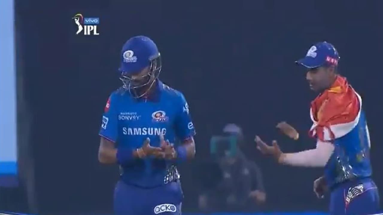 അഹങ്കാരത്തിന് ഒരു കുറവുമില്ല; സഹതാരത്തോടുള്ള ക്രുനാലിന്റെ പെരുമാറ്റം ചര്ച്ചയാക്കി വീണ്ടും ആരാധകര് അഹങ്കാരത്തിന് ഒരു കുറവുമില്ല; സഹതാരത്തോടുള്ള ക്രുനാലിന്റെ പെരുമാറ്റം ചര്ച്ചയാക്കി വീണ്ടും ആരാധകര്