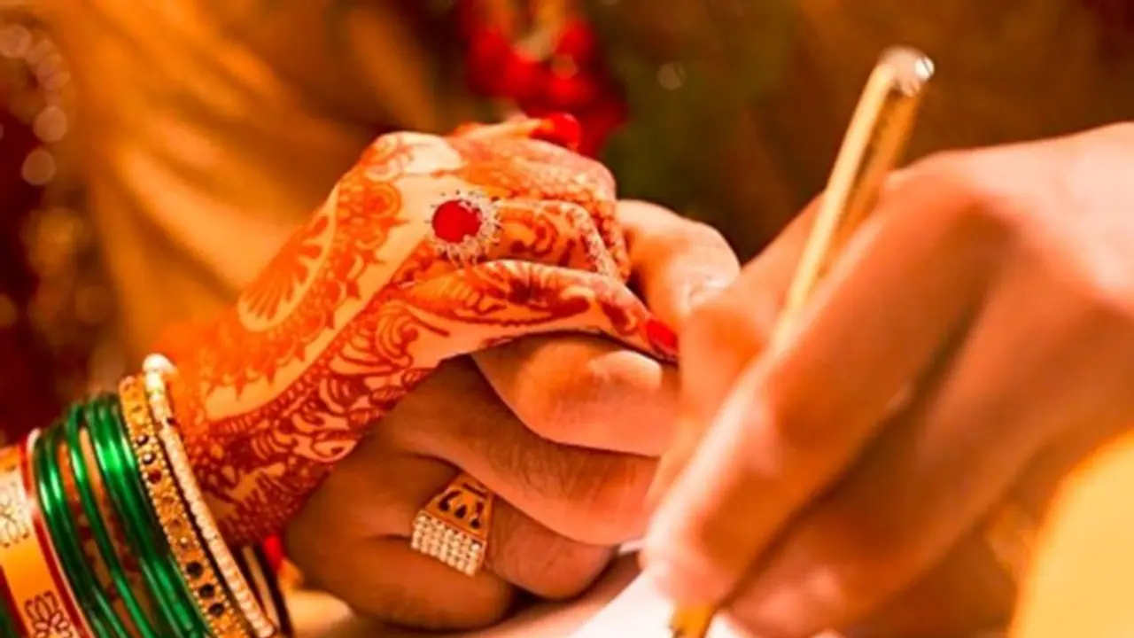 Marriage Registration: ৪০ বছর আগে সাতপাকে বাঁধা, কিন্তু বিয়ে নিবন্ধন করাতে গিয়ে কালঘাম ছুটল দম্পতির