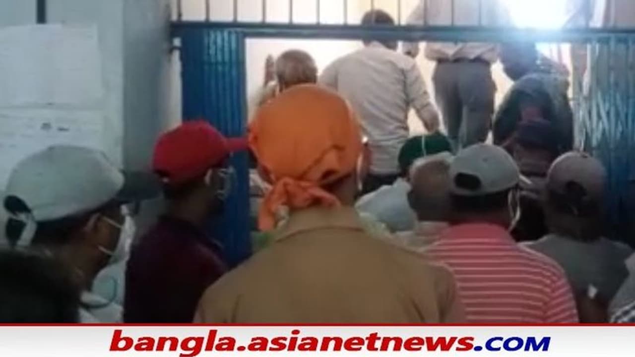 করোনা টিকা নিতে এসে সংক্রমিত হওয়ার আশঙ্কা, ভ্যাকিসিন নিয়ে উঠছে অভিযোগ