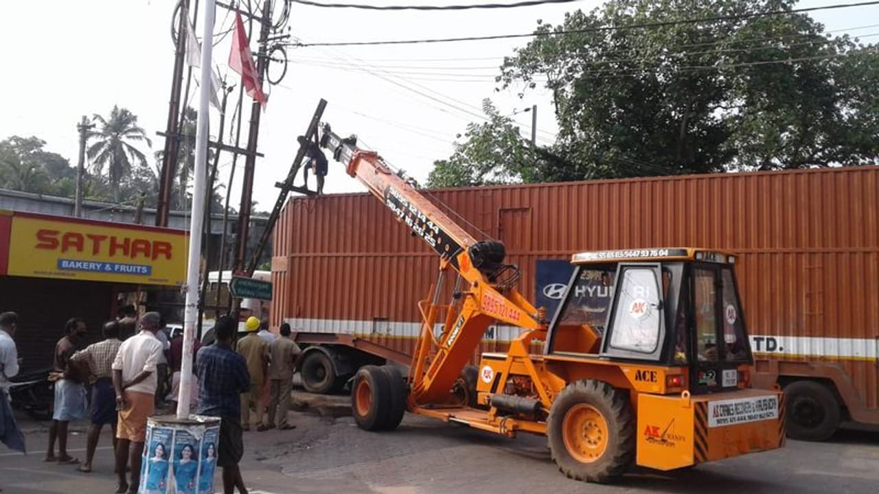 ആലപ്പുഴയിൽ കാറുകൾ കയറ്റിവന്ന കണ്ടെയ്നർ മേൽപ്പാലത്തിൻ്റെ സുരക്ഷാ ബീമിൽ കുരുങ്ങി റോഡ് ഗതാഗതം സ്തംഭിച്ചു ആലപ്പുഴയിൽ കാറുകൾ കയറ്റിവന്ന കണ്ടെയ്നർ മേൽപ്പാലത്തിൻ്റെ സുരക്ഷാ ബീമിൽ കുരുങ്ങി റോഡ് ഗതാഗതം സ്തംഭിച്ചു