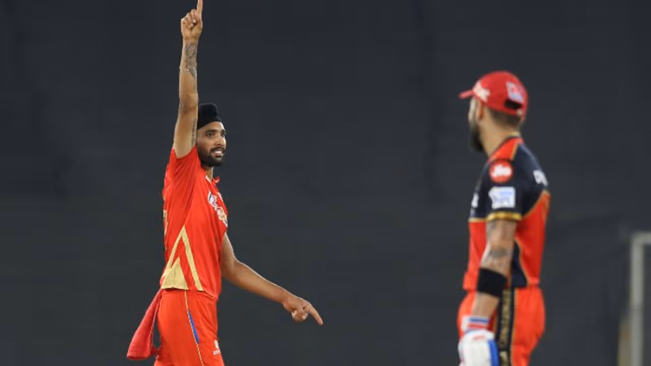<p>హర్‌ప్రీత్ బ్రార్ బౌలింగ్‌లో మొదటి ఓవర్ మొదటి &nbsp;బంతికే భారీ సిక్సర్ బాదాడు విరాట్ కోహ్లీ... అయితే ఆ తర్వాత తన మూడో ఓవర్ మొదటి బంతికే విరాట్ కోహ్లీని బౌల్డ్ చేసిన హర్‌ప్రీత్ బ్రార్, ఆ తర్వాతి బంతికి గ్లెన్ మ్యాక్స్‌వెల్‌ను డకౌట్ చేశాడు.</p>
