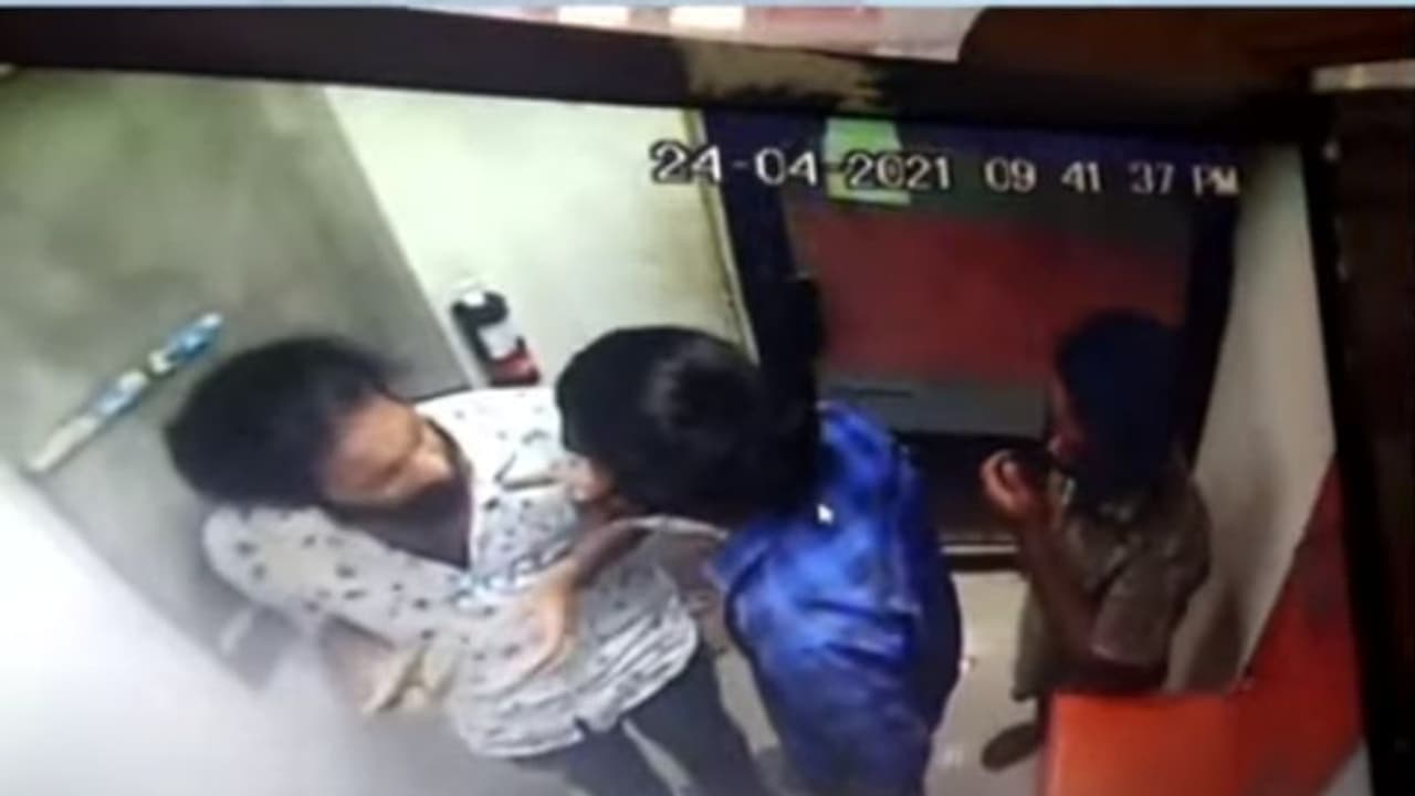 കാർ യാത്രക്കാരെ ആക്രമിച്ച് പണം തട്ടി: സംഭവത്തിൽ പ്രതികൾ അറസ്റ്റിൽ കാർ യാത്രക്കാരെ ആക്രമിച്ച് പണം തട്ടി: സംഭവത്തിൽ പ്രതികൾ അറസ്റ്റിൽ