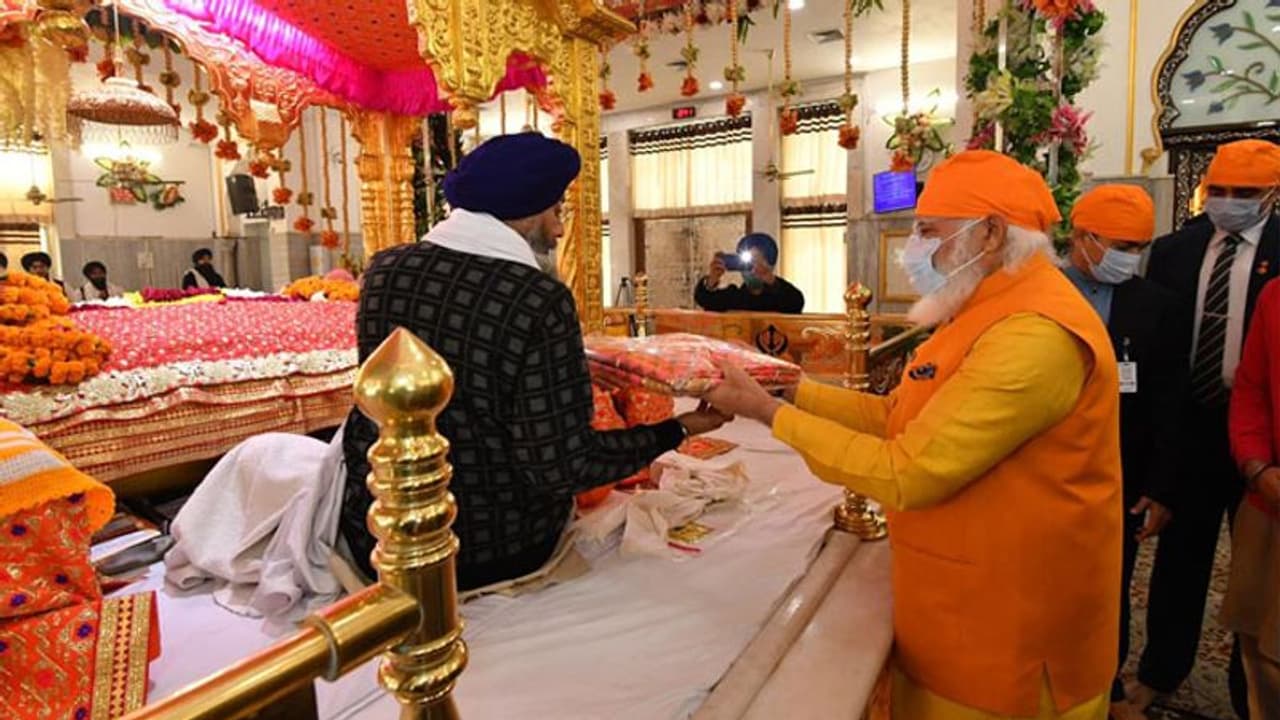 গুরুদুয়ারে সাধারণের সঙ্গে ভিড়ে মিশে প্রার্থনায় প্রধানমন্ত্রী নরেন্দ্র মোদী গুরুদুয়ারে সাধারণের সঙ্গে ভিড়ে মিশে প্রার্থনায় প্রধানমন্ত্রী নরেন্দ্র মোদী