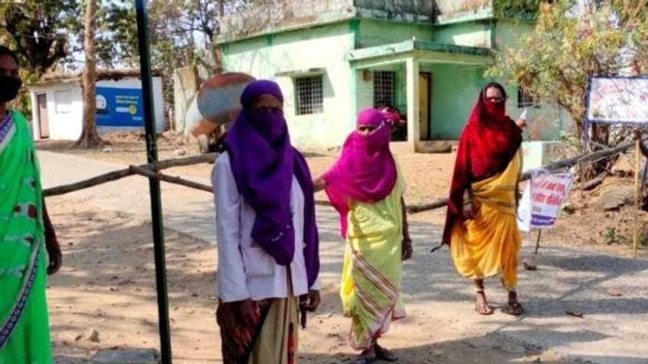 വടികളുമായി സ്ത്രീകൾ കാവലുണ്ട്, കൊവിഡിനോട് പുറത്തുനിൽക്കാൻ പറഞ്ഞ് ഒരു ഗ്രാമം! വടികളുമായി സ്ത്രീകൾ കാവലുണ്ട്, കൊവിഡിനോട് പുറത്തുനിൽക്കാൻ പറഞ്ഞ് ഒരു ഗ്രാമം!