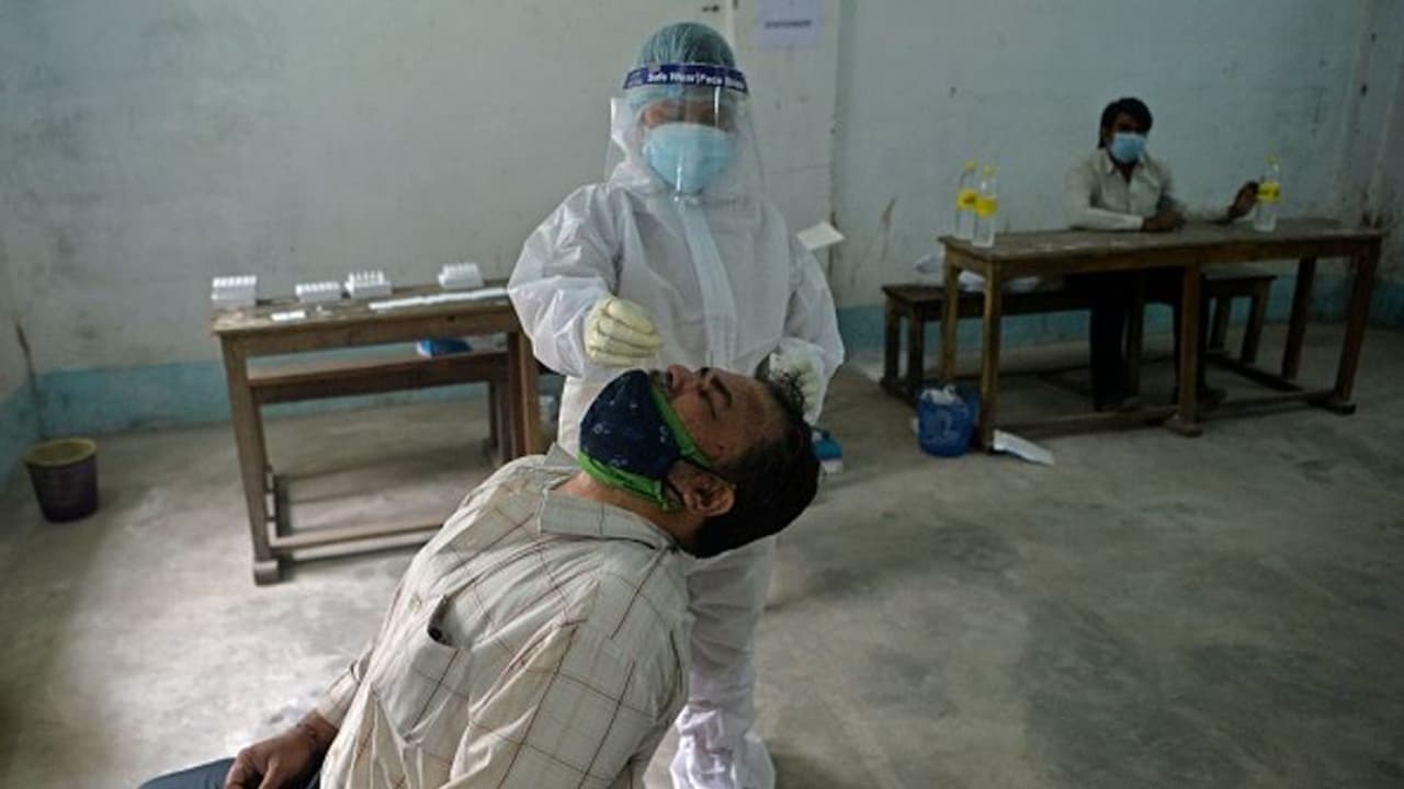 ఏపీలో కరోనా విస్ఫోటనం: ఒక్కరోజులో 19,412 కేసులు.. చిత్తూరు, తూ.గోలో తీవ్రత ఏపీలో కరోనా విస్ఫోటనం: ఒక్కరోజులో 19,412 కేసులు.. చిత్తూరు, తూ.గోలో తీవ్రత