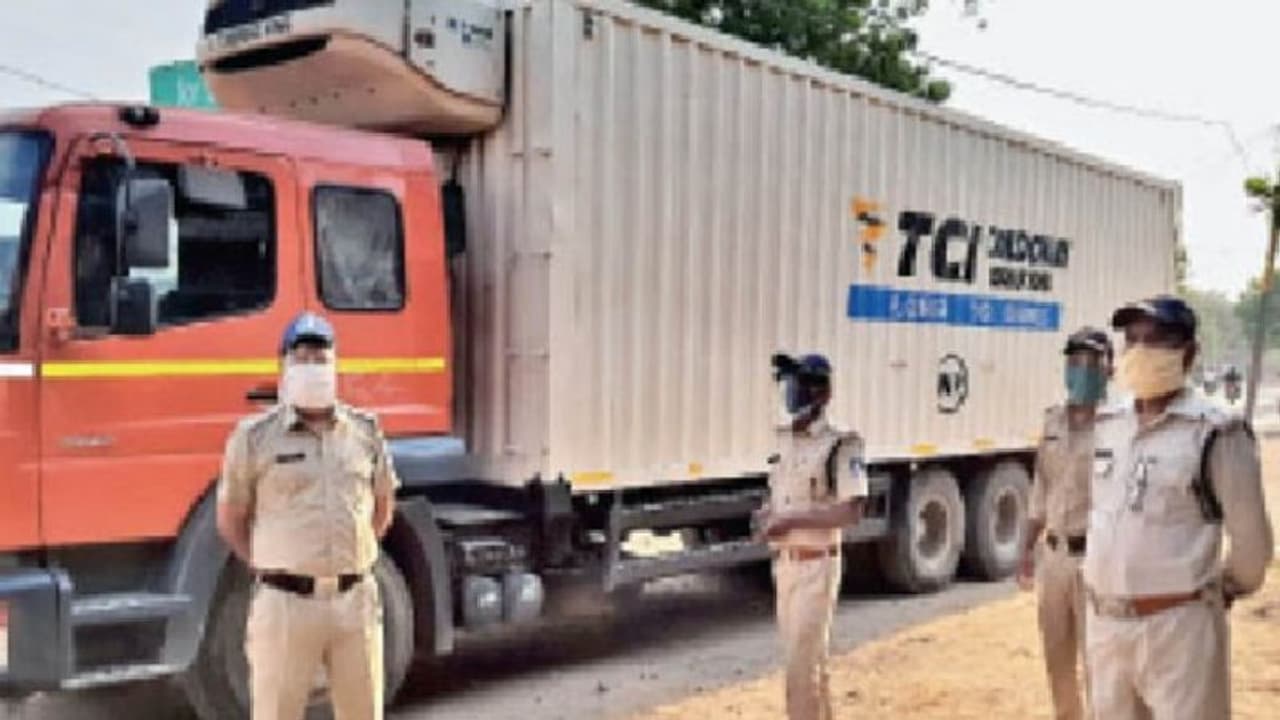 देशभर में वैक्सीन की किल्लत: MP में लाखों डोज से भरा ट्रक लावारिस हालत में मिला..पुलिस भी हैरान देशभर में वैक्सीन की किल्लत: MP में लाखों डोज से भरा ट्रक लावारिस हालत में मिला..पुलिस भी हैरान