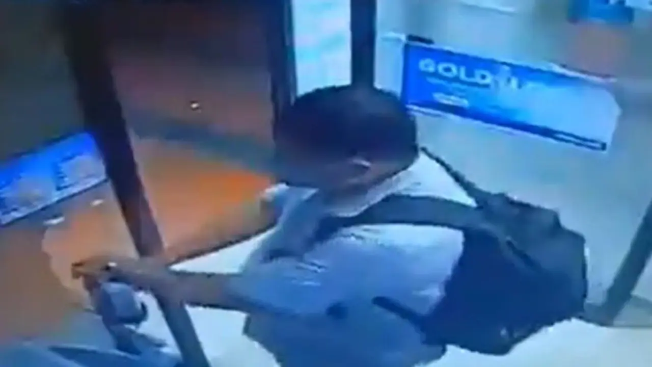 ATMಗೆ ಹೋಗಿ ಹಣ ತೆಗೆದ, ಸ್ಯಾನಿಟೈಸರ್ ಕದ್ದ; ವಿಡಿಯೋ ವೈರಲ್!