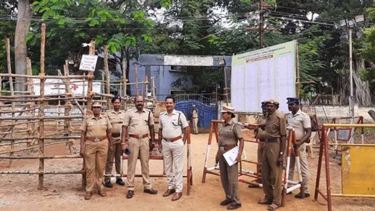 உத்தரவை மீறினால் கடும் நடவடிக்கை... தமிழகம் முழுவதும் ஒரு லட்சம் போலீசார் குவிப்பு...! உத்தரவை மீறினால் கடும் நடவடிக்கை... தமிழகம் முழுவதும் ஒரு லட்சம் போலீசார் குவிப்பு...!