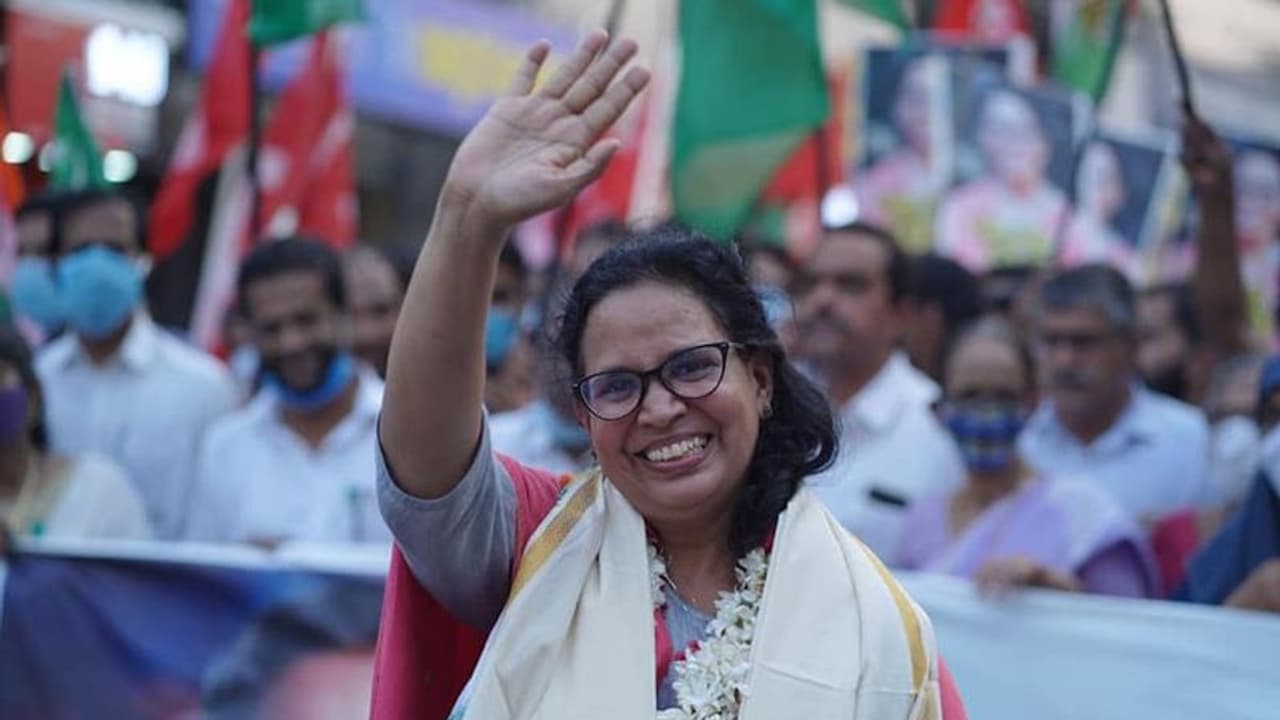 'കമ്മീഷൻ അടിച്ചു മാറ്റാനുള്ള ചതിപ്പാത'; മുതലാളിമാർക്ക് ചീറി പായാനാണ് കെ റെയിലെന്ന് കെ കെ രമ 'കമ്മീഷൻ അടിച്ചു മാറ്റാനുള്ള ചതിപ്പാത'; മുതലാളിമാർക്ക് ചീറി പായാനാണ് കെ റെയിലെന്ന് കെ കെ രമ