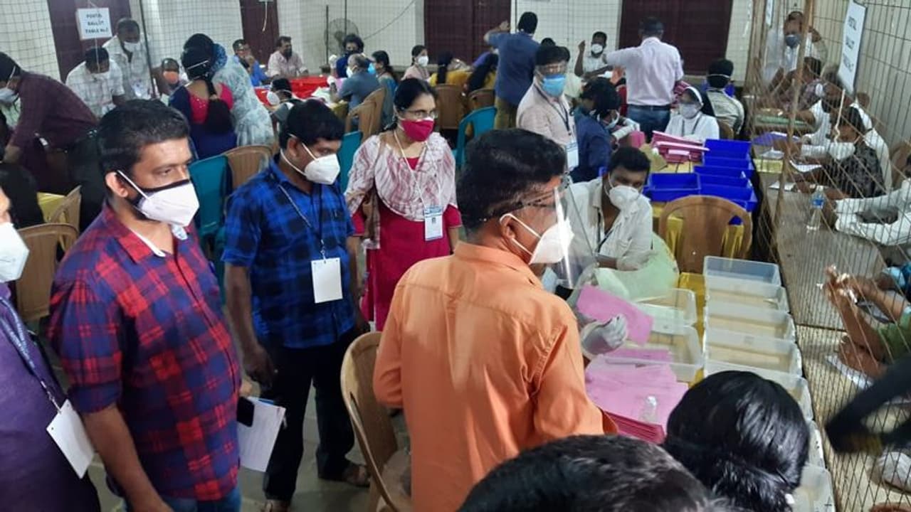 Breaking News: வாக்கு எண்ணிக்கை தொடங்கியது.. தபால் வாக்குகள் எண்ணும் பணி தீவிரம்.. சற்று நேரத்தில் முடிவு. Breaking News: வாக்கு எண்ணிக்கை தொடங்கியது.. தபால் வாக்குகள் எண்ணும் பணி தீவிரம்.. சற்று நேரத்தில் முடிவு.