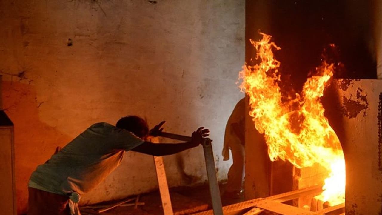 రోజుల వ్యవధిలో తల్లి, ఇద్దరు కొడుకులు, కోడలు కోవిడ్తో మృతి.. ఒకే కుటుంబంలో విషాదం రోజుల వ్యవధిలో తల్లి, ఇద్దరు కొడుకులు, కోడలు కోవిడ్తో మృతి.. ఒకే కుటుంబంలో విషాదం