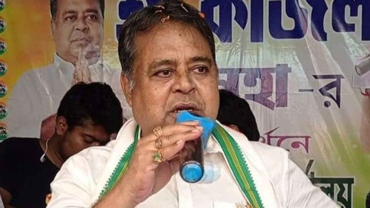 कोरोना से टीएमसी प्रत्याशी की वोटिंग के बाद हो गई थी मौत, अब रूझानों में चल रहे आगे कोरोना से टीएमसी प्रत्याशी की वोटिंग के बाद हो गई थी मौत, अब रूझानों में चल रहे आगे