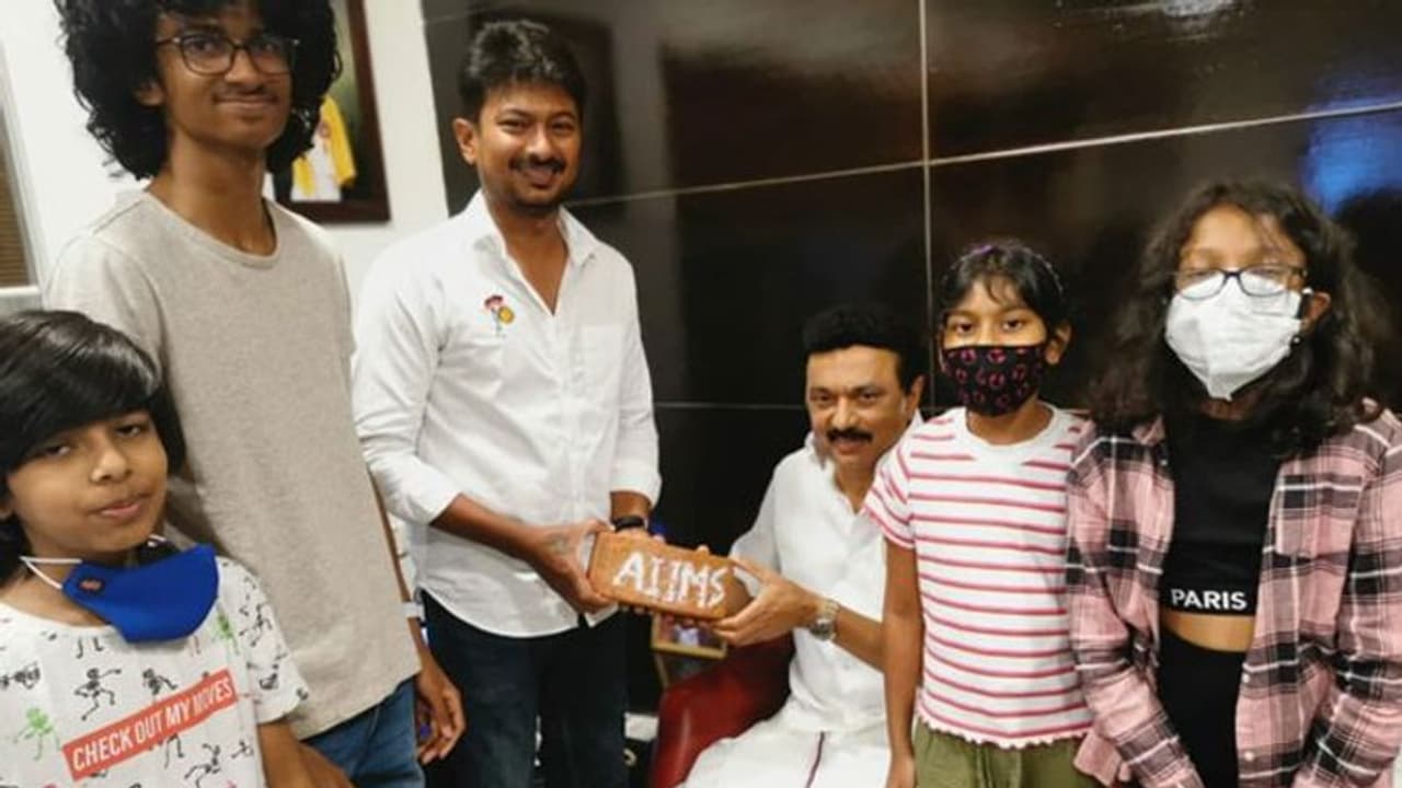 எய்ம்ஸ் செங்கல்லை வழங்கி மு.க.ஸ்டாலினுக்கு வாழ்த்து தெரிவித்த உதயநிதி..! எய்ம்ஸ் செங்கல்லை வழங்கி மு.க.ஸ்டாலினுக்கு வாழ்த்து தெரிவித்த உதயநிதி..!