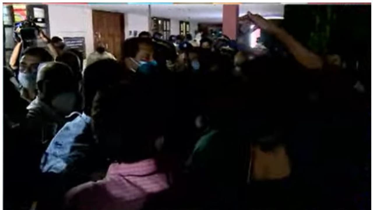 റാന്നിയിലെ വോട്ടെണ്ണൽ കേന്ദ്രത്തിൽ എൽഡിഎഫ് യുഡിഎഫ് സംഘർഷം റാന്നിയിലെ വോട്ടെണ്ണൽ കേന്ദ്രത്തിൽ എൽഡിഎഫ് യുഡിഎഫ് സംഘർഷം