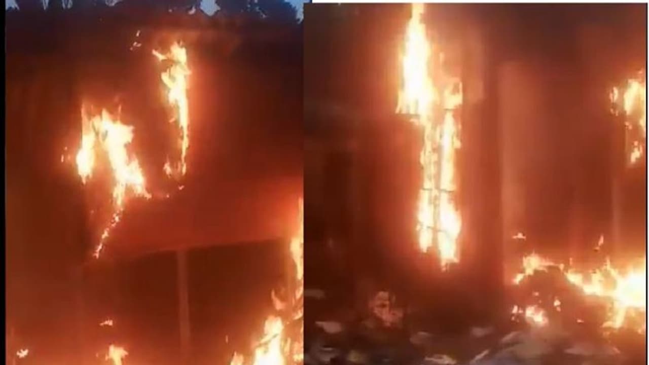 ಬಿಜೆಪಿ ಕಚೇರಿ, ಅಭ್ಯರ್ಥಿ ಮನೆಗೆ ಬೆಂಕಿ, ಬಂಗಾಳದಲ್ಲಿ ಭುಗಿಲೆದ್ದ ಹಿಂಸಾಚಾರ! ಬಿಜೆಪಿ ಕಚೇರಿ, ಅಭ್ಯರ್ಥಿ ಮನೆಗೆ ಬೆಂಕಿ, ಬಂಗಾಳದಲ್ಲಿ ಭುಗಿಲೆದ್ದ ಹಿಂಸಾಚಾರ!