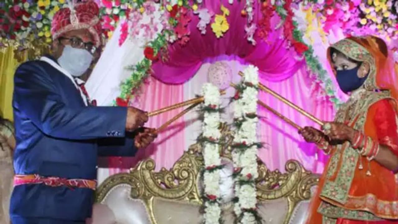 వధూవరుల మధ్య సామాజిక దూరం.. ఇదో వెరైటీ పెళ్లి..!