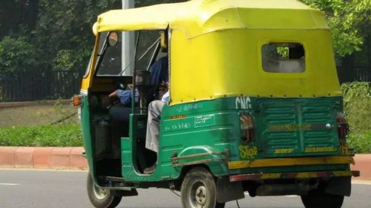 ഓക്സിജനും മരുന്നുമായി ഓട്ടോ ആംബുലൻസാക്കി മാറ്റി ഒരു ഡ്രൈവർ, കൊവിഡ് കാലത്തെ കാരുണ്യസ്‍പർശം...