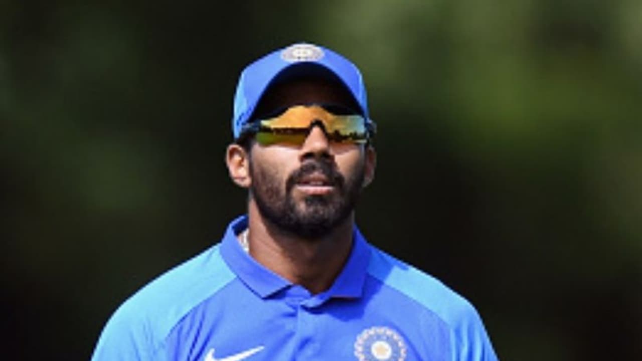 കൊവിഡ് മുക്തരായി; വരുൺ ചക്രവർത്തിയും സന്ദീപ് വാര്യരും വീട്ടിലേക്ക് മടങ്ങി കൊവിഡ് മുക്തരായി; വരുൺ ചക്രവർത്തിയും സന്ദീപ് വാര്യരും വീട്ടിലേക്ക് മടങ്ങി