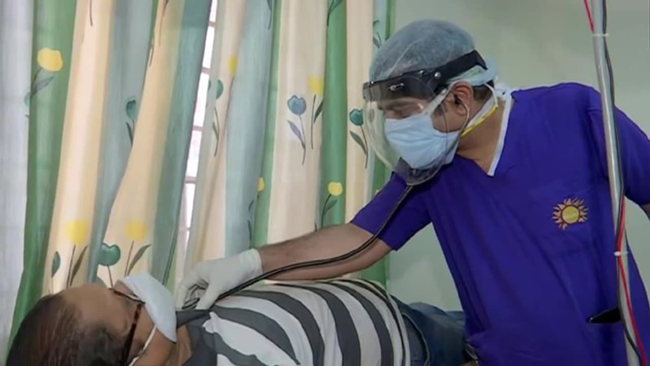 Real Hero: कोविड ने पिता को छीना, मां भाई अस्पताल में, फिर भी सेवा में जुटे हैं डाॅ.मुकुंद Real Hero: कोविड ने पिता को छीना, मां भाई अस्पताल में, फिर भी सेवा में जुटे हैं डाॅ.मुकुंद