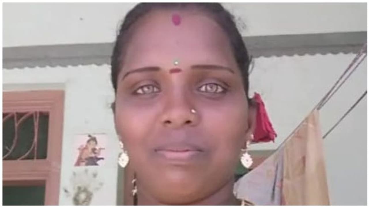 முதல்வராகும் மு.க.ஸ்டாலினுக்காக நாக்கை அறுத்து அதிர்ச்சி கொடுத்த பெண்..! முதல்வராகும் மு.க.ஸ்டாலினுக்காக நாக்கை அறுத்து அதிர்ச்சி கொடுத்த பெண்..!