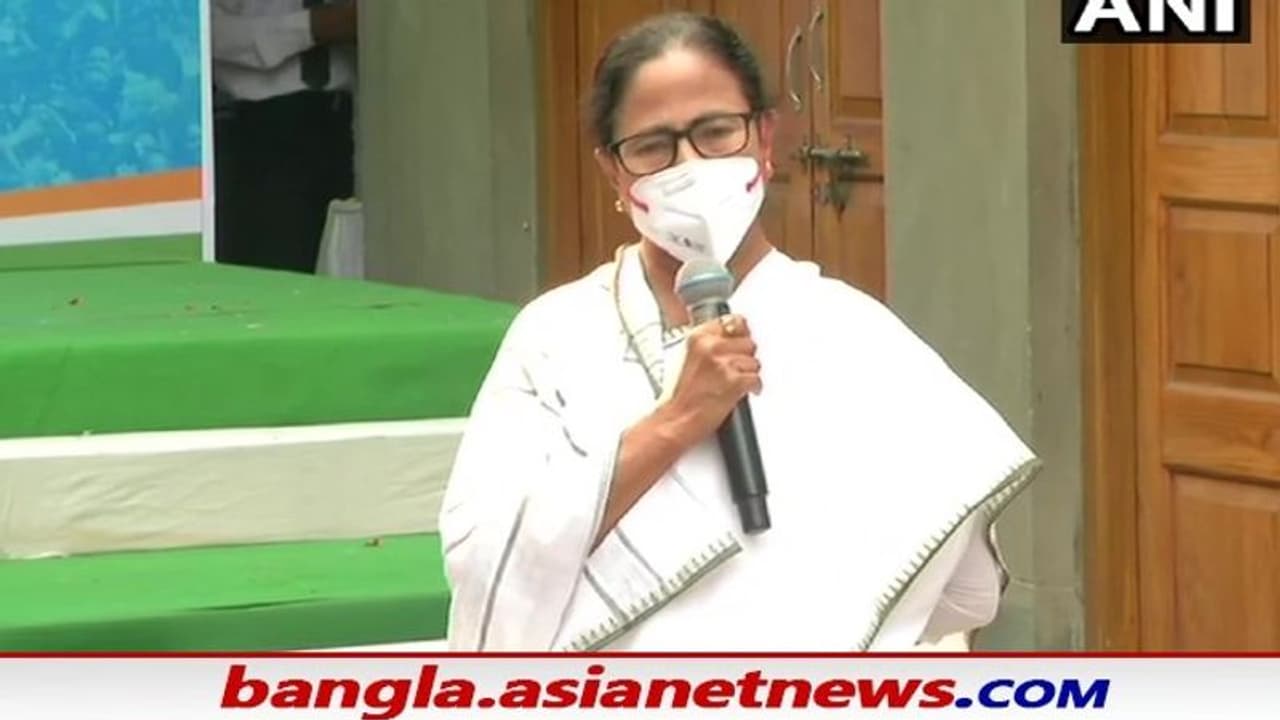 'নতুন সরকারে মেয়াদ ২৪ ঘণ্টাও হয়নি',কেন্দ্রীয় দল থেকে করোনা টিকা বিজেপিকে তোপ মমতার 'নতুন সরকারে মেয়াদ ২৪ ঘণ্টাও হয়নি',কেন্দ্রীয় দল থেকে করোনা টিকা বিজেপিকে তোপ মমতার