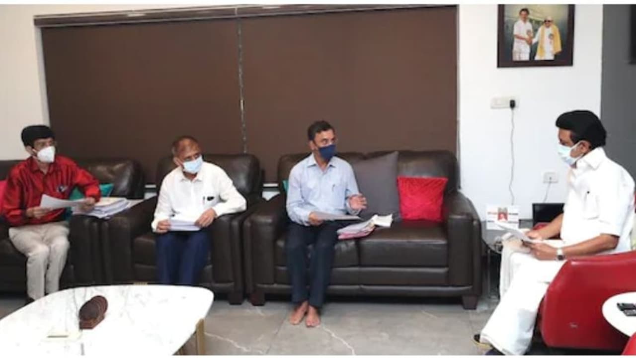 ஆட்சி பொறுப்பேற்கும் வரை காத்திருக்காத ஸ்டாலின்... வீட்டிலேயே அதிகாரிகளுடன் கொரோனா தடுப்பு மீட்டிங்..!