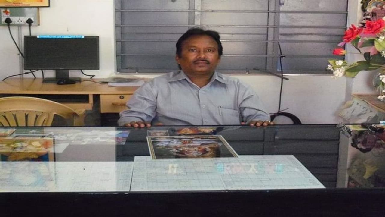 కరోనాతో పాఠశాల హెడ్ మాస్టర్ నాయుడు వీర రాఘవేంద్రరావు మృతి