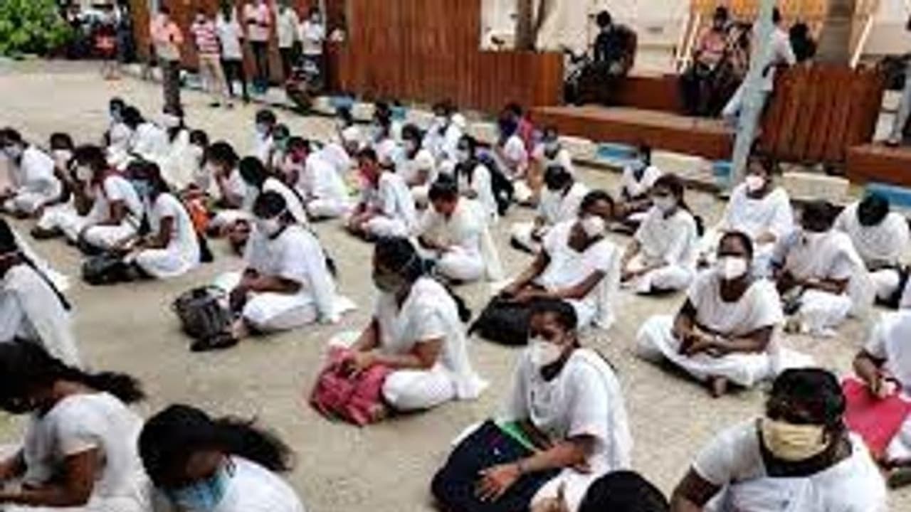 கொரோனா காலத்தில் தேவதை என்றார்கள்; தற்போது தெருவில் நிறுத்திவிட்டார்கள் செவிலியர்கள் வேதனை